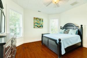 1 dormitorio con 1 cama y ventilador de techo en Have fun Relax and stay close to the Beach, en Galveston