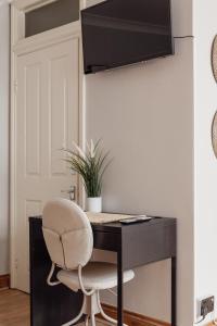 Un televizor și/sau centru de divertisment la Kensington Nest Flat