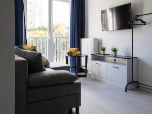 Televízia a/alebo spoločenská miestnosť v ubytovaní Apartament Smart Kamienica Grochów with free parking