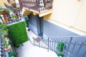 una vista aérea de un balcón con plantas en Maccaja House by HolidayHome24, en Génova