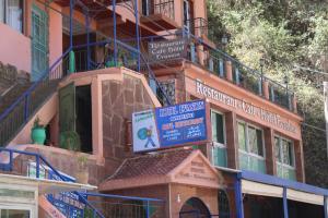 un edificio con letreros en el costado en hotel evasion en Marrakech