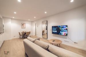 - un salon avec un canapé et une table dans l'établissement Castilla Luxury 1C Apartment, à Madrid