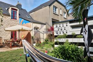 eine Hängematte im Hof vor einem Haus in der Unterkunft LocaLise - M11B - A la pointe - Maison de vacances avec jardin entièrement clos - A 50m de la plage - 700m du centre - tout à pied - wifi inclus - draps inclus - Animaux bienvenus in Le Guilvinec