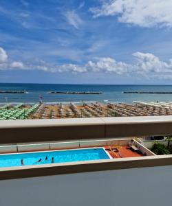 desde el balcón de un complejo con vistas a la playa en Hotel Embassy, en Pesaro