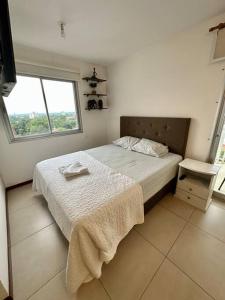 Un dormitorio con una cama grande y una ventana en Hermoso Loft Zona Shopping Sol 03, en Asunción