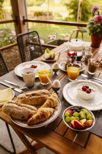 uma mesa coberta com pratos de comida e taças de fruta em Boutiquehotel & Tiny houses PLEK17 em Milsbeek