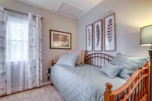 um quarto com uma cama e uma janela em Quiet Plymouth Cottage on Great South Pond! em Plymouth