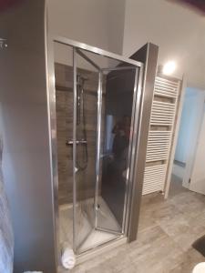 Cette chambre dispose d'une douche en verre. dans l'établissement Bilocale Mapy, à Giulianova