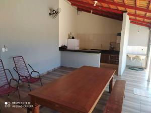A cozinha ou cozinha compacta de Alugo Imóvel em Aruanã GO, para passeios e temporada!