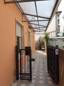 une vue extérieure d'une maison avec un auvent sur une passerelle dans l'établissement Bilocale Mapy, à Giulianova