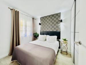 ein Schlafzimmer mit großem Bett und Fenster in der Unterkunft Romantic Apartment in Windsor Park in Adeje