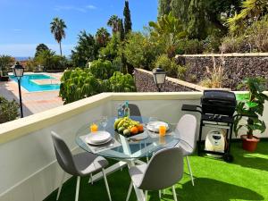 einen Tisch mit einer Obstschale auf einer Terrasse in der Unterkunft Romantic Apartment in Windsor Park in Adeje