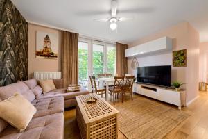 uma sala de estar com um sofá e uma mesa em Cracow City Premium Apartment em Cracóvia