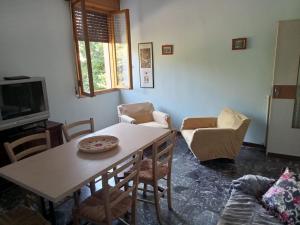 a living room with a table and chairs at Casa Mawi in Modena
