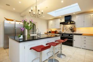 Virtuvė arba virtuvėlė apgyvendinimo įstaigoje Veeve - Majestic Oasis
