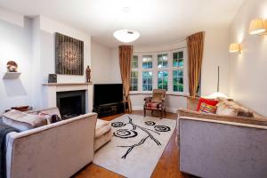 uma sala de estar com dois sofás e uma lareira em Veeve - Majestic Oasis em Londres