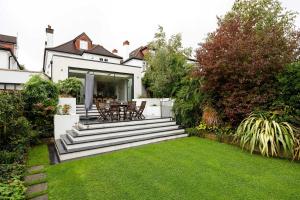 una casa con jardín con césped en Veeve - Majestic Oasis, en Londres