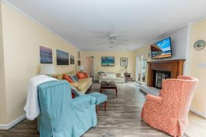 sala de estar con 2 sillas y chimenea en Cosgrove's Cove, en Pine Knoll Shores
