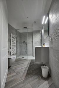 A bathroom at LA TORRE LUNGA -Smart Working- 150 m dalle-from Due Torri-Two Towers Még 37 kép