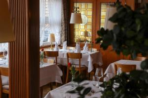 Restoran või mõni muu söögikoht majutusasutuses Hotel Kreuz