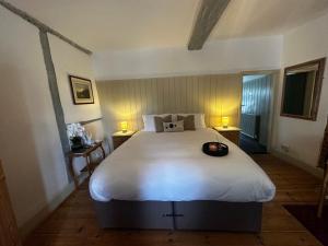 1 dormitorio con 1 cama blanca grande y 2 lámparas en Woolpack Inn, en Canterbury