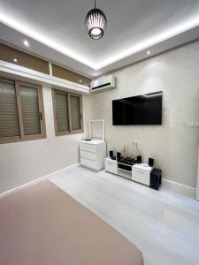 卡薩布蘭卡的住宿－L'Appartement Harmonia Cozy，客厅的墙上配有平面电视。