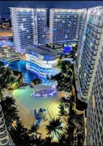 Blick auf ein Resort mit Pool und Gebäuden in der Unterkunft Azure Urban Resort Residence in Manila