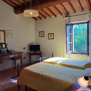ein Schlafzimmer mit einem großen Bett und einem Fenster in der Unterkunft Villa with swimming pool, fenced, 10 bed places Toscana wi-fi in Serre di Rapolano
