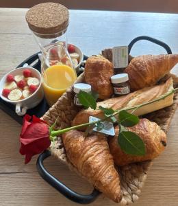 Pilihan sarapan tersedia untuk tetamu di Studio La Boheme Jacuzzi et Terrasse vu sur Pic Saint Loup