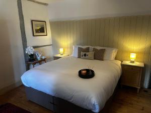 Un pat sau paturi într-o cameră la Woolpack Inn