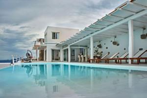 einen Pool vor einer Villa in der Unterkunft Magnificent Mykonos Villa - Villa Blue Paradise - 8 Bedroom - Private Pool And Bar - Panoramic SeaViews in Fanari