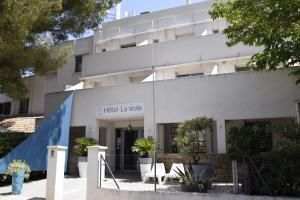 an external view of the hotel lilleille building at Hotel La Voile in Bormes-les-Mimosas