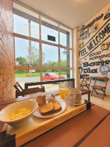 a breakfast tray with eggs and toast and orange juice at Smart Hotel Joinville in Joinville