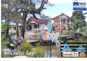 una casa con un cartello davanti di กันตังใต้โฮมสเตย์Kangtangtai Homestay a Ban Laem Muang