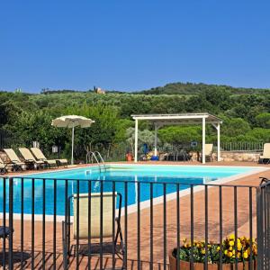 einen Pool mit einem Tisch und Stühlen in der Unterkunft Villa with swimming pool, fenced, 10 bed places Toscana wi-fi in Serre di Rapolano