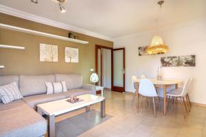 - un salon avec un canapé et une table dans l'établissement Ideal Property Mallorca - Nice 4 You, à Port d'Alcúdia