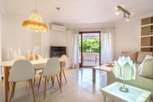- un salon avec une table et une salle à manger dans l'établissement Ideal Property Mallorca - Nice 4 You, à Port d'Alcúdia
