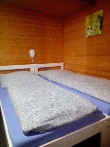 מיטה או מיטות בחדר ב-FEWO Isla 5