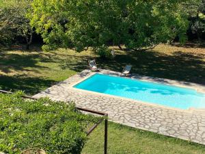 Bazén v ubytování L'Auberge du Ranc nebo v jeho okolí