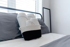 une paire de chaussettes et de serviettes sur un lit dans l'établissement Private Room with Lock, à Cambridge