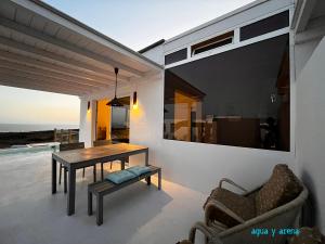 sala de estar con mesa y silla en CASA TIE' Lanzarote vista mar - piscina relax - adults only, en Tías
