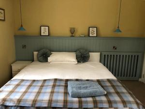 - un lit dans une chambre avec une couverture dans l'établissement River Cottage, à Turriff