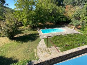 Bazén v ubytování L'Auberge du Ranc nebo v jeho okolí