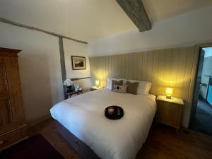 een slaapkamer met een groot wit bed met 2 lampen bij Woolpack Inn in Canterbury