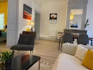 uma sala de estar com um sofá e uma mesa em 3 M en hyper centre em Montauban