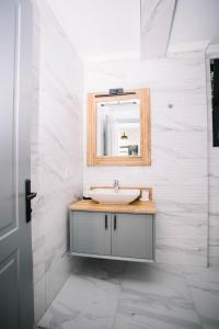 uma casa de banho com um lavatório e um espelho em Vira Villas Premium em Göcek