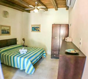 een slaapkamer met een bed en een dressoir bij Guest House Villa Verde - Short Term Room Rentals in Torre delle Stelle