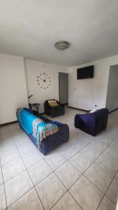 um quarto com 2 camas e uma televisão de ecrã plano em DON CARLOS PLACE 2nd UNIT em Alajuela