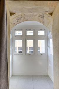 una puerta de garaje blanca con ventanas en una habitación en A lovely 1BR home with Balcony just off the coast by 360 Estates, en San Julián