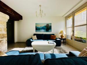 昂布瓦兹的住宿－Bel appartement proche château，客厅配有沙发和桌子